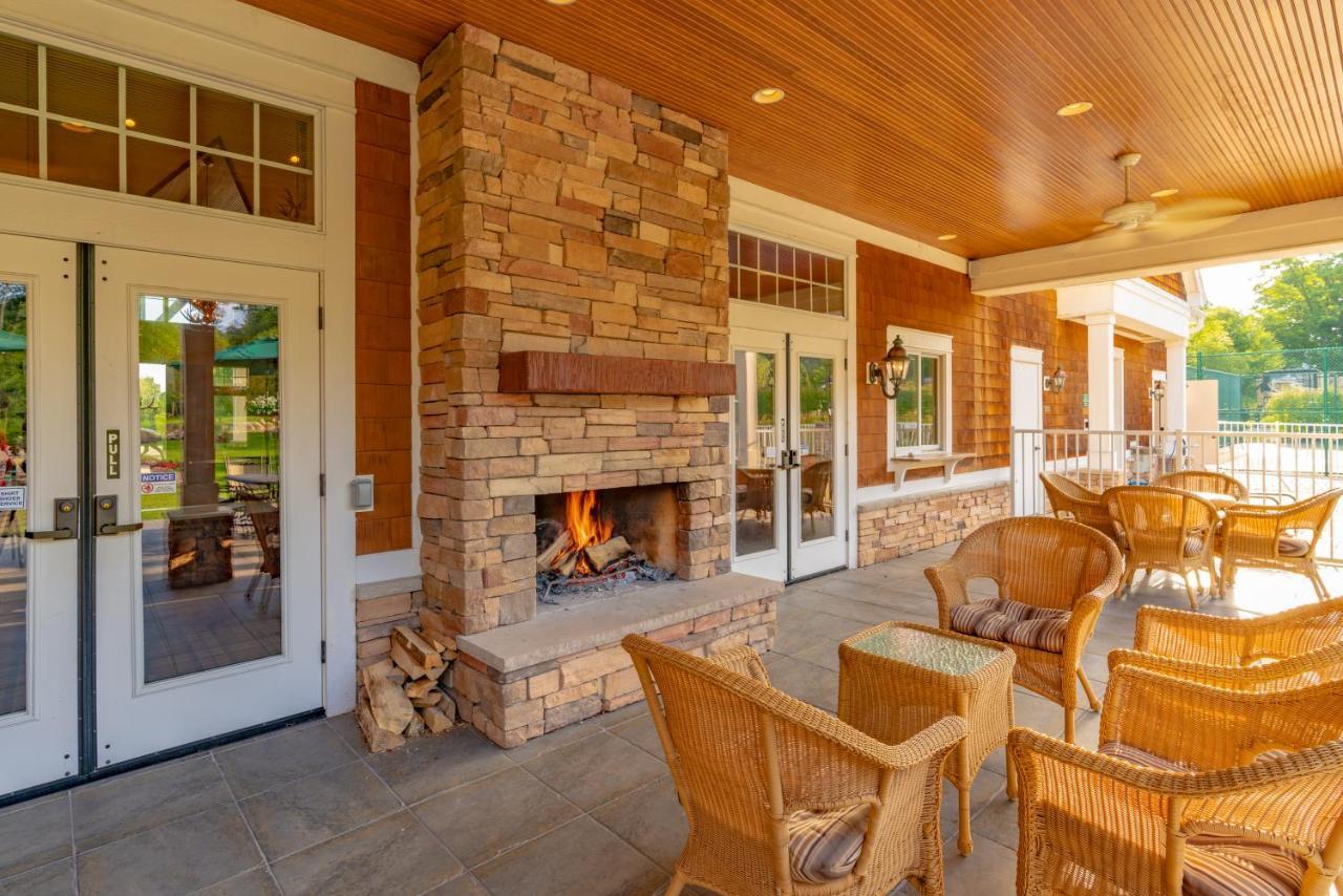 Hotel Sun Outdoors Petoskey Bay Harbor Exterior foto
